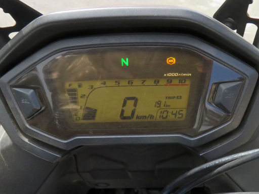 Honda CB500X, Tankinhalt, Drehzahlmesser, Geschwindigkeitsmesser, Tageskilometeranzeige / Gesamtkilometer / Bordcomputer und Uhr