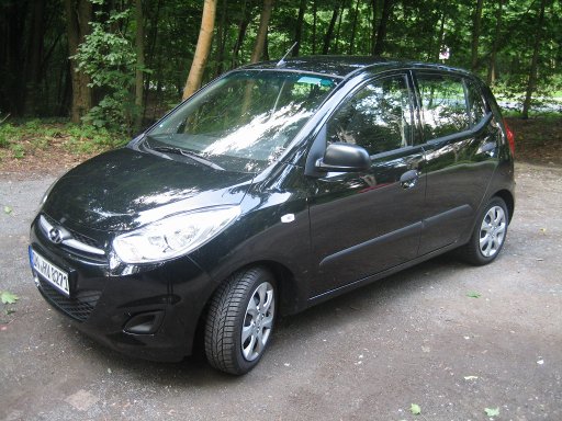 Hertz Mietwagen im August 2011 in Frankfurt am Main, Hyundai i10 1.1 Benziner, Front und Seitenansicht