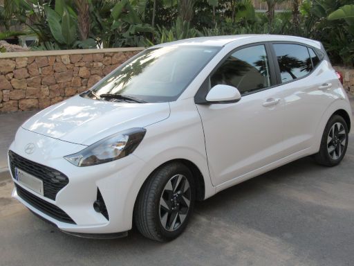 Hyundai i10, 1.0 Liter 46 kW, Modelljahr 2025, Ansicht von der Seite / vorne