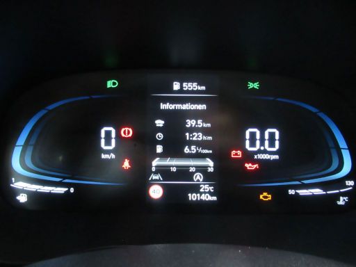 Hyundai i10, 1.0 Liter 46 kW, Modelljahr 2025, Instrumente mit Geschwindigkeitsmesser, Bordcomputer, Drehzahlmesser, Tankinhalt, Verkehrszeichenerkennung, Außentemperatur, Kilometerstand und Kühlmitteltemperatur