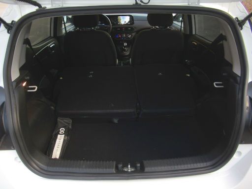 Hyundai i10, 1.0 Liter 46 kW, Modelljahr 2025, Kofferraum mit geteilt umgeklappter Rückenlehne