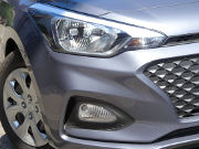 Hyundai i20 GB, 1.2 Liter 55 kW, Ansicht von der Seite / Scheinwerfer rechts