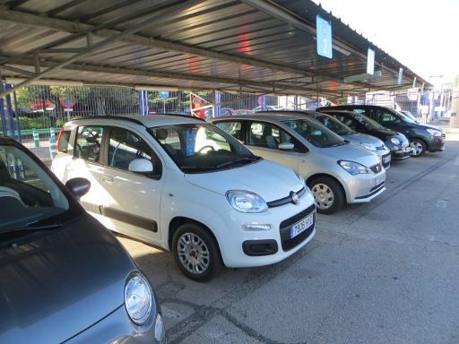 InterRent Spanien, Parkplatz mit überdachten Stellplätzen