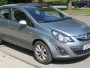 Opel Corsa 1,2 l 63 kW Benzinmotor, Modelljahr 2013, Ansicht von der Seite / vorne