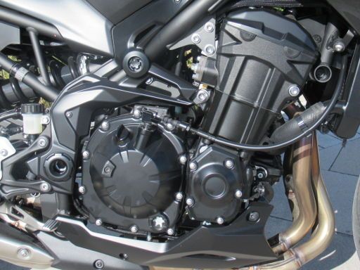 Kawasaki ZR900F, 92 kW, Motor