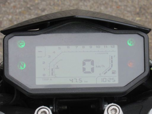 Keeway RKF 125, LCD Instrumente Ganganzeige, Drehzahlmesser, Kühlmitteltemperatur, Geschwindigkeitsmesser, Tankinhalt, Gesamtkilometer und zwei Tageskilometeranzeigen, Uhrzeit