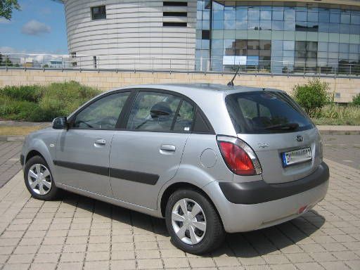 Kia Rio 1.4 Typ JB im Juli 2008, Ansicht von hinten / Seite