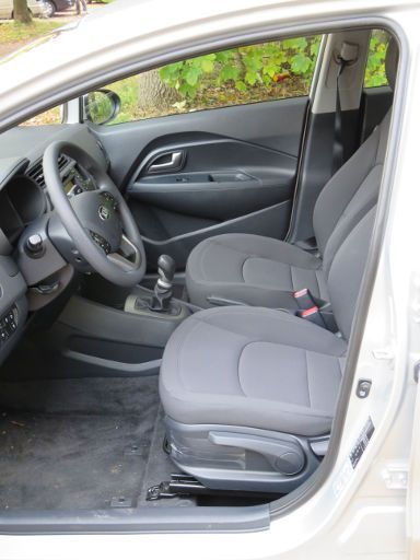 Kia Rio UB 1.4, Innenraum Fahrer und Beifahrer