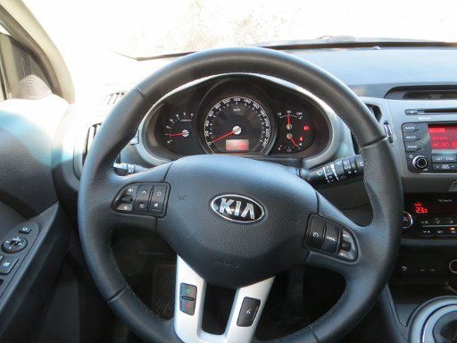 Kia Sportage 1.7 CRDi Diesel im September 2014, Armaturen und Lenkrad