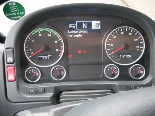 Europcar, Hannover, MAN TGL 8.180 im Dezember 2006, Armaturen mit Drehzahlmesser und Tachometer