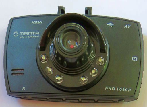 Manta MM313 Black Box Autokamera, Ansicht von vorne mit Objektiv und Infrarot LED