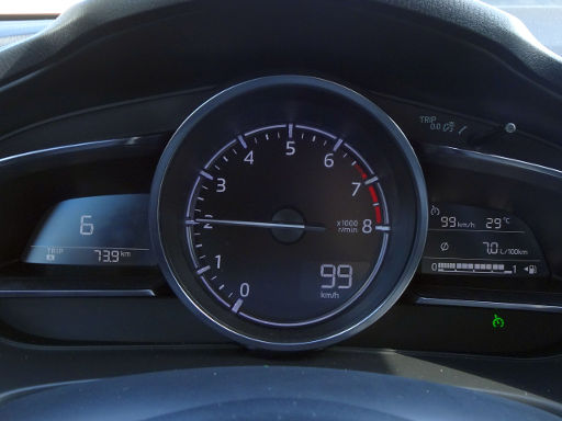 Mazda 3 Skyactiv-G 2.0, Instrumente mit Ganganzeige, Tageskilometer, Drehzahlmesser, Geschwindigkeitsmesser, eingestellte Geschwindigkeit, Außentemperatur, Bordcomputer und Tankinhalt