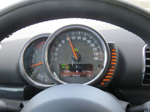 MINI Clubman One D, Armaturen mit Drehzahlmesser, Geschwindigkeitsanzeige, Tempomat, Bordcomputer, Außentemperatur, Uhrzeit, Gesamtkilometer, Tageskilometer, Schaltanzeige und Tankanzeige