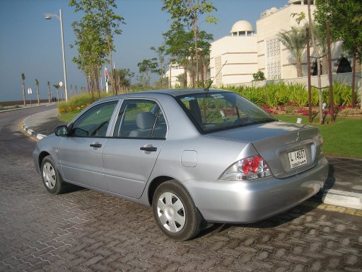 Mitsubishi Lancer GL 1300 Benziner im Dezember 2010, Ansicht von der Seite / hinten