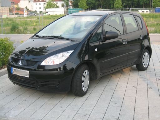 Mitsubishi Colt Benziner im Juni 2007, Ansicht von der Seite / vorne