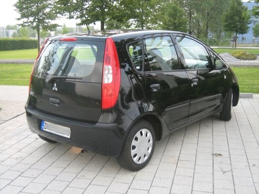 Mitsubishi Colt Benziner im Juni 2007, Ansicht von der Seite / hinten