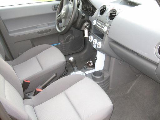 Mitsubishi Colt 1.1 im Juni 2007, Innenraum Beifahrer und Fahrersitz
