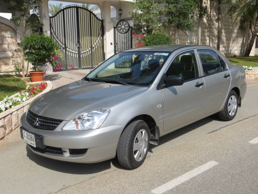 Mitsubishi Lancer 1.3 Automatikgetriebe im April 2013, Ansicht von vorne / Seite