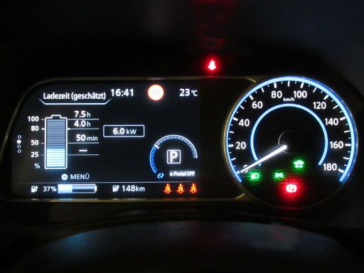 Nissan Leaf 62 kWh, Bildschirm mit Batterieladestand, Reichweite, analoge Geschwindigkeitsanzeige