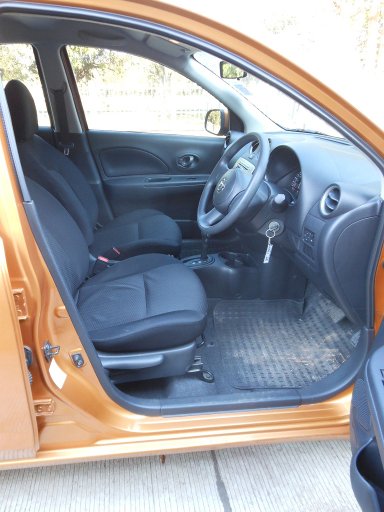 Nissan March / Micra im Januar 2012, Innenraum Fahrer und Beifahrer