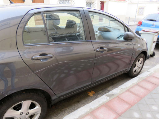 Toyota Yaris Sedan Baujahr vermutlich 2006 mit frischen Kratzer im Janaur 2018 in Madrid Stadtteil Pueblo Nuevo