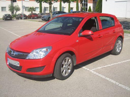 Hertz Mietwagen im Juni 2010 in Madrid, Spanien, Opel Astra 1.7 CDTI, Front und Seitenansicht