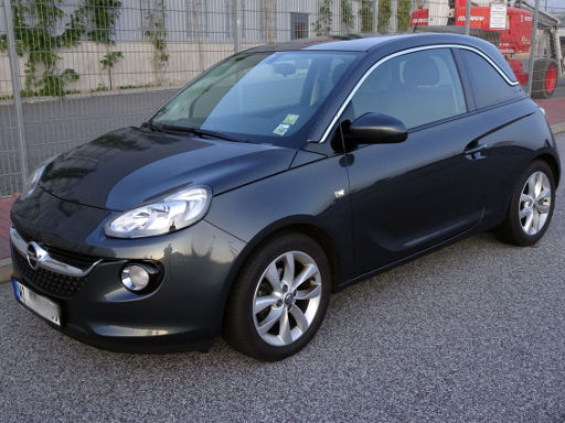 Opel ADAM 1,2 l 51 kW, Modelljahr 2018, Ansicht von der Seite / vorne