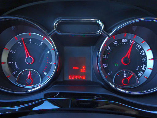 Opel ADAM 1,2 l 51 kW, Modelljahr 2018, Drehzahlmesser, Kühlmitteltemperaturanzeige, Bordcomputer mit Reichweite, Durchschnittsverbrauch, aktueller Verbrauch und Geschwindigkeitsmesser, Kraftstofftankinhaltanzeige