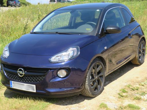 Opel ADAM 1,4 l 74 kW Benzinmotor, Modelljahr 2016, Ansicht von der Seite / vorne