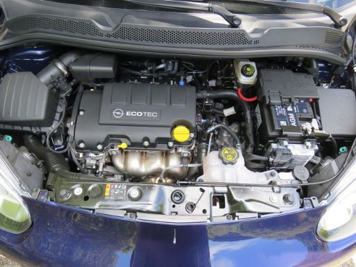 Opel ADAM 1,4 l 74 kW Benzinmotor, Modelljahr 2016, Motorraum