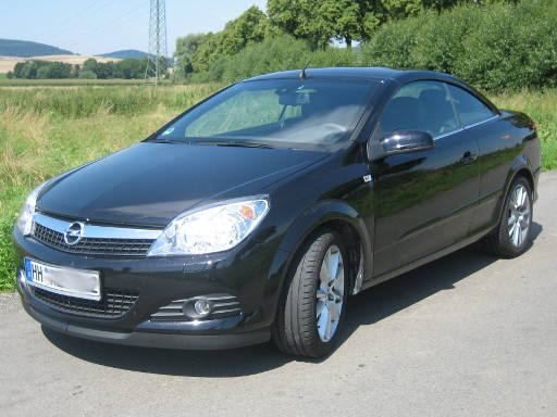 Opel Astra Cabriolet Twin Top 1,8 l 103 kW Benzinmotor, Modelljahr 2007, Ansicht geschlossen von der Seite / vorne