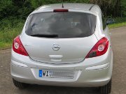 Opel Corsa 1,4 l 64 kW Benzinmotor, Modelljahr 2013, Ansicht von der Seite / hinten