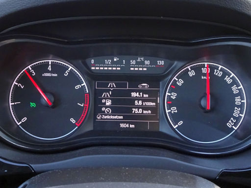 Opel Corsa Modelljahr 2018 Drehzahlmesser, Tankanzeige, Kühlmitteltemperaturanzeige, Tageskilometerzähler, Durchschnittsverbrauch, Durchschnittsgeschwindigkeit, Kilometerstand und Geschwindigkeitsmesser