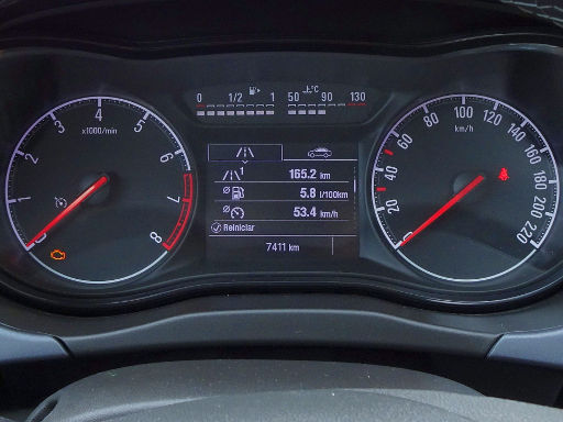 Opel Corsa 120 Jahre, Modelljahr 2019 Drehzahlmesser, Tankanzeige, Kühlmitteltemperaturanzeige, Tageskilometerzähler, Durchschnittsverbrauch, Durchschnittsgeschwindigkeit, Kilometerstand und Geschwindigkeitsmesser