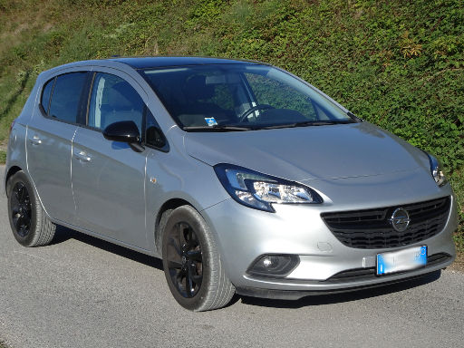 Opel Corsa E 1,2 l 51 kW Motor, Modelljahr 2017, Ansicht von der Seite / vorne