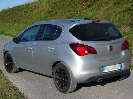 Opel Corsa E 1,2 l 51 kW Motor, Modelljahr 2017, Ansicht von der Seite / hinten