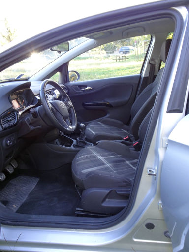 Opel Corsa E 1,2 l 51 kW Motor, Innenraum Fahrer– und Beifahrer