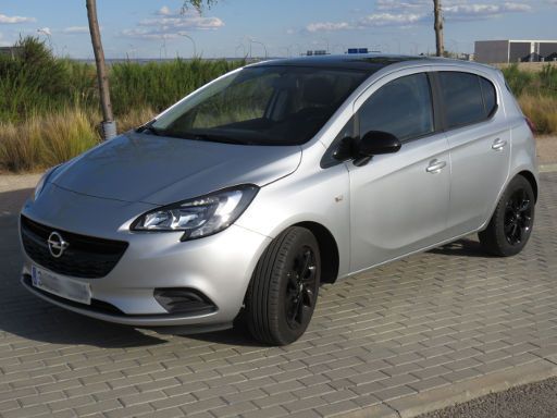 Opel Corsa 1,4 l 66 kW Benzinmotor, Modelljahr 2017, Ansicht von der Seite / vorne