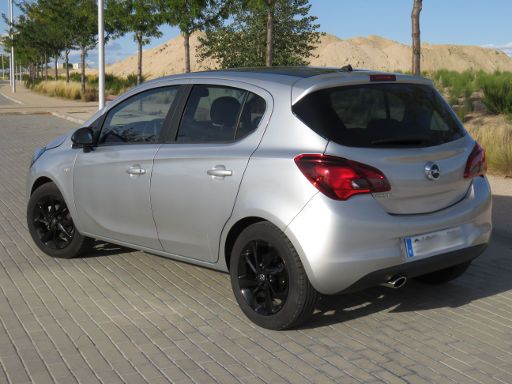 Opel Corsa 1,4 l 66 kW Benzinmotor, Modelljahr 2017, Ansicht von der Seite / hinten