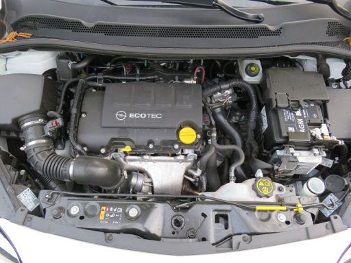 Opel Corsa 1,4 l 74 kW Benzinmotor, Modelljahr 2016, Motorraum