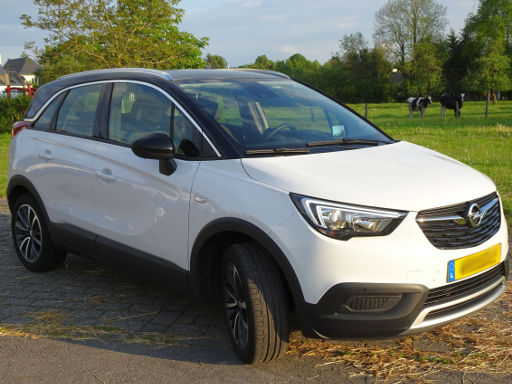 Opel Crossland X, 1,2 Liter 81 kW D12xHL Ottomotor, Ansicht von der Seite / vorne