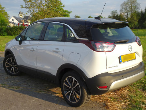 Opel Crossland X, 1,2 Liter 81 kW D12xHL Ottomotor, Ansicht von der Seite / hinten