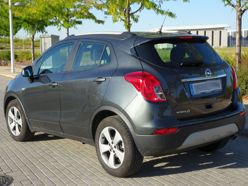 Opel Mokka X 1,4 l 103 kW Motor, Modelljahr 2018, Ansicht von der Seite / hinten