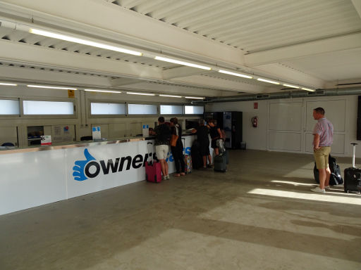 Ownerscars Rent a Car, Schalter Ownerscars in der Station Mahón