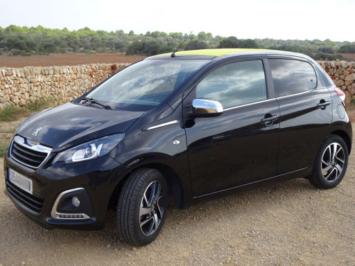 Peugeot 108 TOP! Style 5-Türer 1.0 l 53 kW, Ansicht von der Seite / vorne