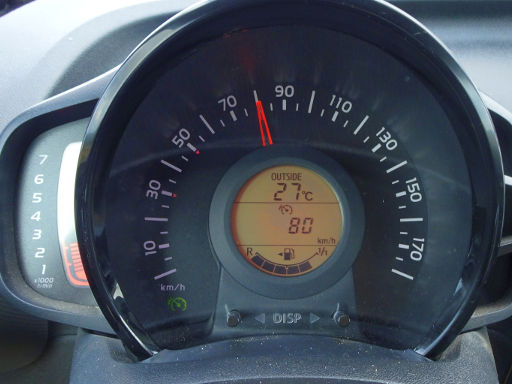 Peugeot 108 TOP! Style 5-Türer 1.0 l 53 kW, Drehzahlmesser, Geschwindigkeitsmesser, Außentemperaturanzeige, Bordcomputer, Kilometerstand und Tankinhalt