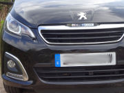 Peugeot 108 TOP! Style 5-Türer 1.0 l 53 kW, Ansicht von der Seite / vorne