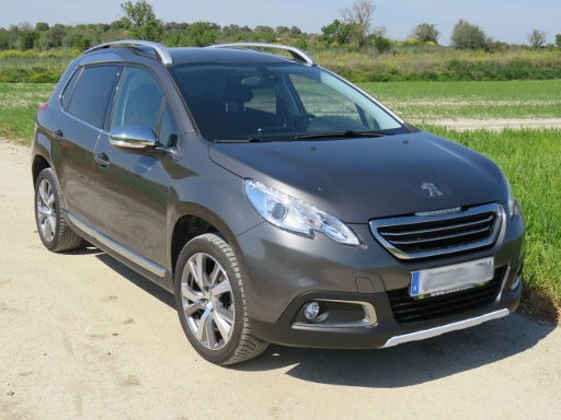 Peugeot 2008 1.2 Liter PureTech 130 Stop & Start 96 kW 6 Gang Schaltung, Modelljahr 2016, Ansicht von der Seite / vorne