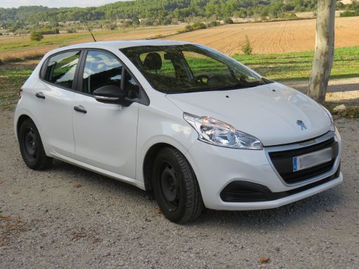 Peugeot 208 1.2 Liter PureTech 68 50 kW 5 Gang Schaltung, Modelljahr 2017, Ansicht von der Seite / vorne