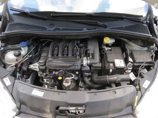Peugeot 208 1.2 Liter PureTech 68 50 kW 5 Gang Schaltung, Modelljahr 2017, Motorraum mit 1.2 Liter 3 Zylinder Motor